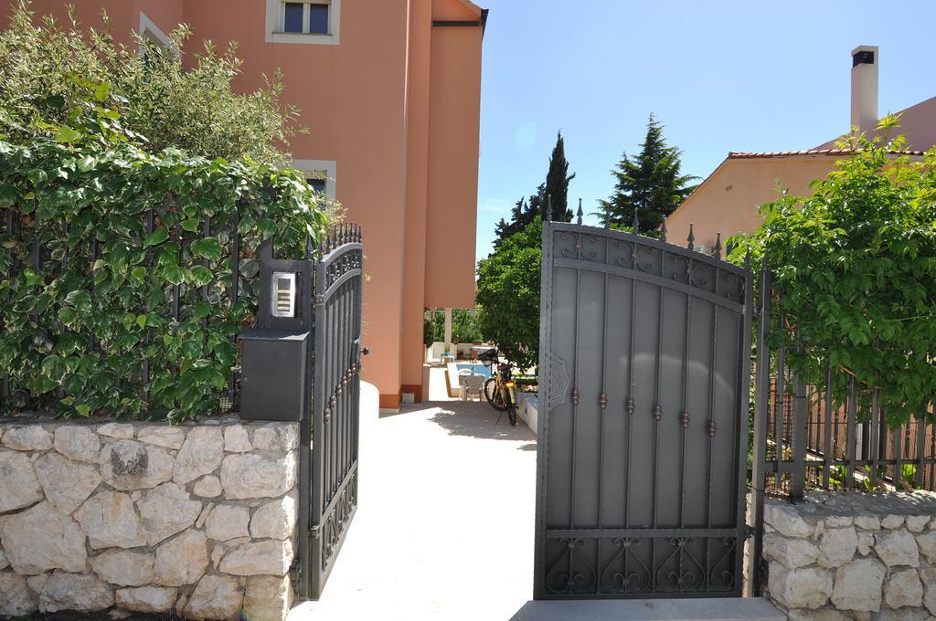 Poolside Paradise - A Hidden Gem In Split Exterior foto